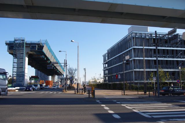 晴海から首都高速湾岸線へとつなぐ高架線が建設中。青果棟は新豊洲駅近くまで続いた。
