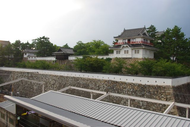 ホームの東側から福山城を眺める。