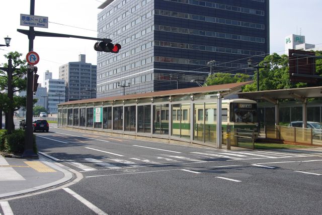 広島電鉄の原爆ドーム前停留所。