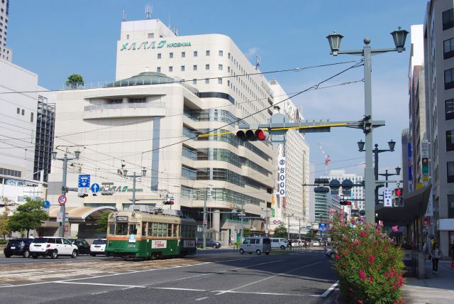紙屋町の繁華街のすぐ近く。左側は広島市民球場跡。