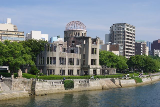 街を背後に生々しい原爆ドーム。