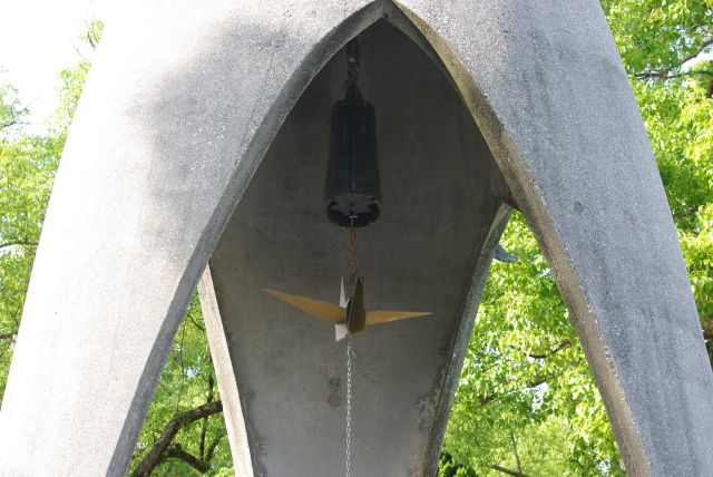 鶴の形をした鐘。この音もたまに園内に響いていた。