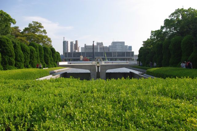 平和の灯、平和の池、原爆死没者慰霊碑、平和記念資料館が直線状に並ぶ。