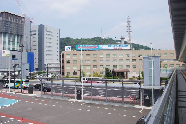突き当りにはJR西日本の建物があります。