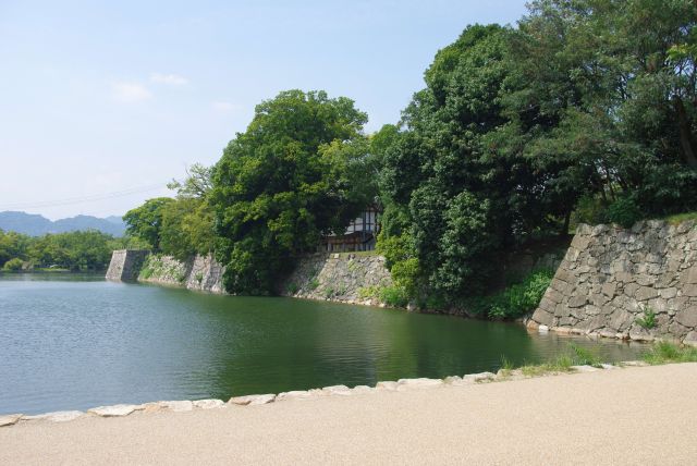 本丸側の堀と石垣。広島護国神社があります。