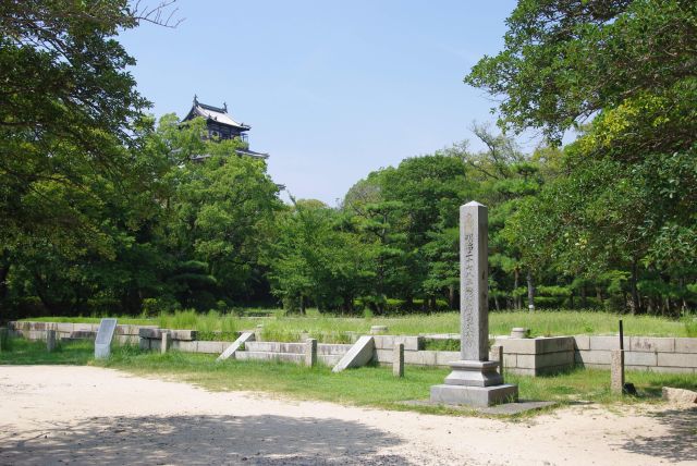 中央には日清戦争時の広島大本営跡。原爆で倒壊し礎石が残る。