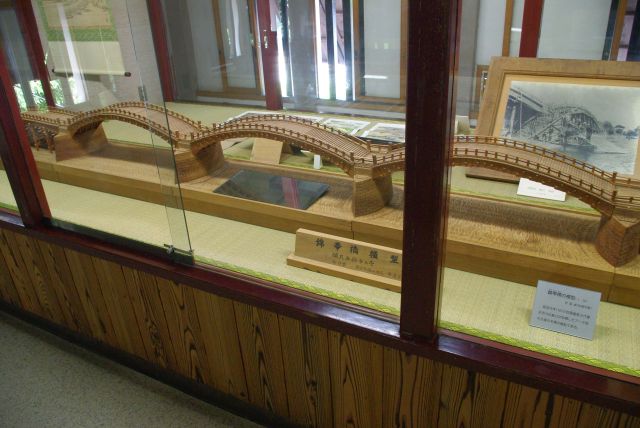 城内の展示、錦帯橋模型。