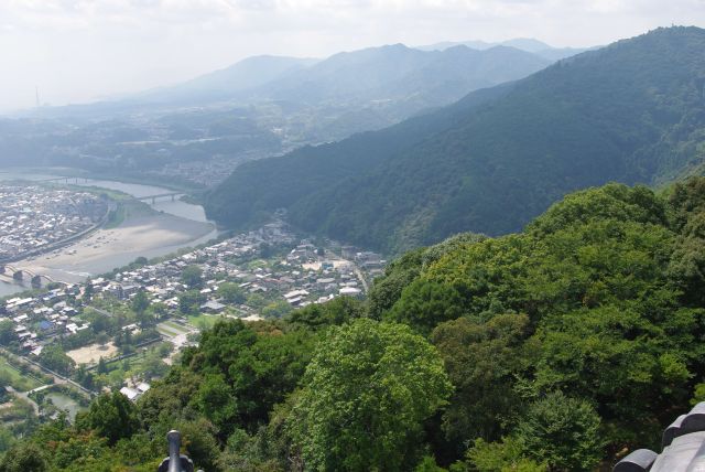 錦川下流の先も山が続く。