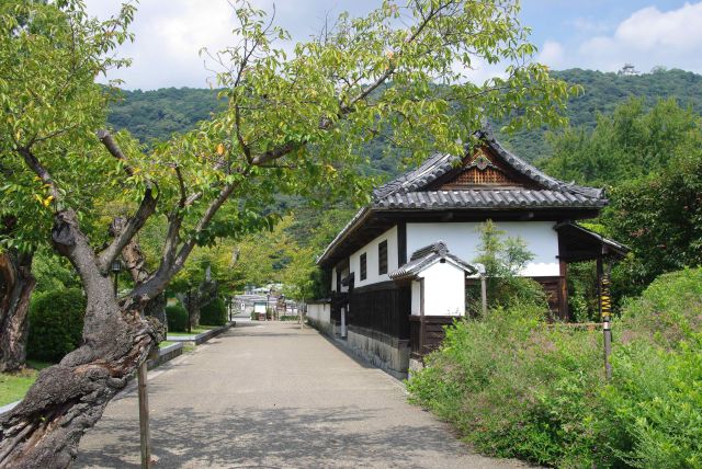 家老の香川家長屋門。岩国市で最も古い建物の１つ。