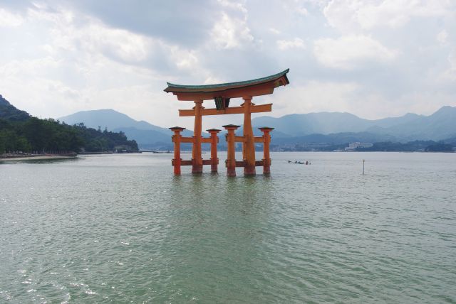 海上に浮かぶ厳島神社の大鳥居。大勢の撮影スポットになっています。