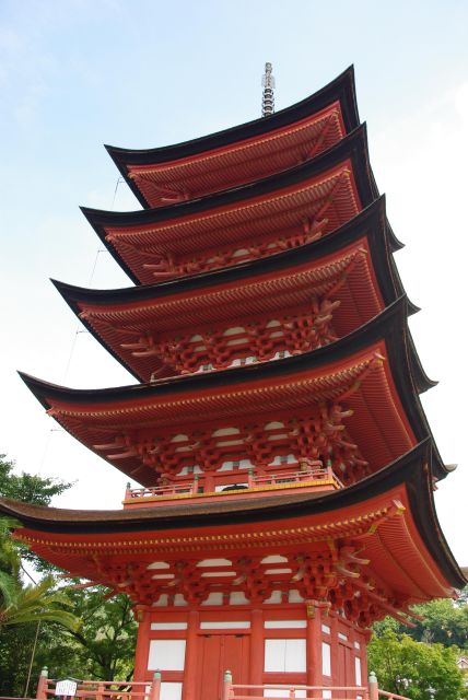 朱色の五重塔は厳島神社を挟んだ先の大願寺の建物。