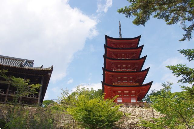 高台の五重塔は目立ちます。次は厳島神社へ。