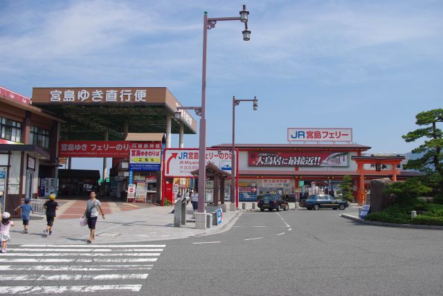大松汽船とJR西日本の二社のフェリー乗り場があります。左側には広電宮島口駅。