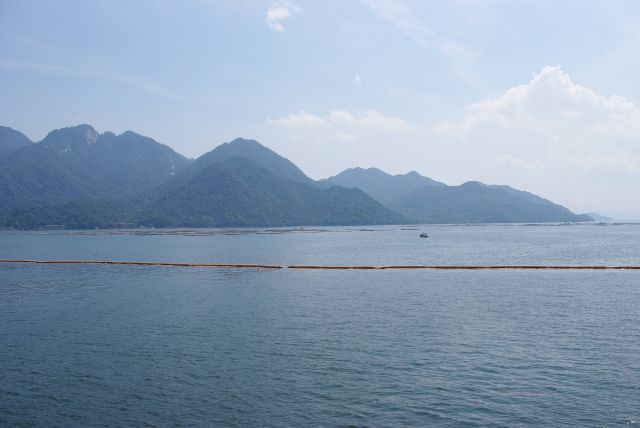 上の階のデッキからは開放的な海と宮島の山々が見える。