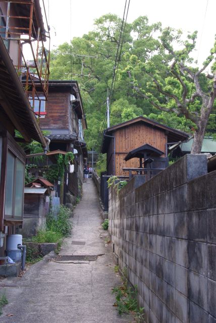 猫の細道の下方の入口へ（ロープウェイ乗り場から左の道）。狭い路地で艮神社のすぐ横です。
