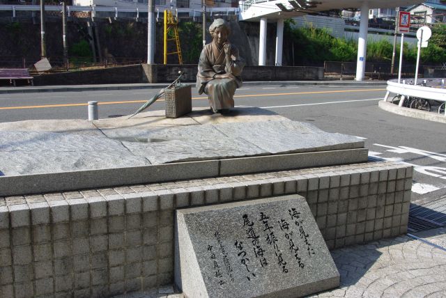 尾道ゆかりの林芙美子の像と放浪記の一節の碑。