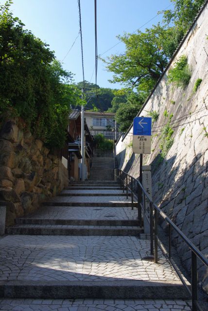 石垣の先は階段が急になります。