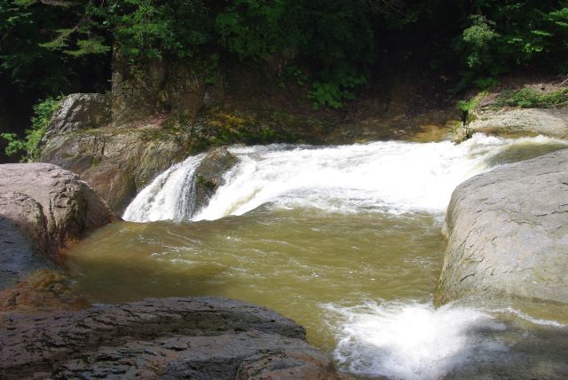 岩場に水が勢いよく流れる。