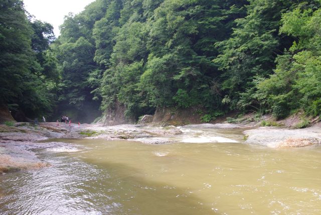 岩場に水が勢いよく流れる。