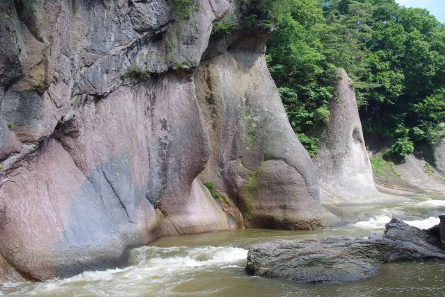 険しい岩を削る水の流れ。