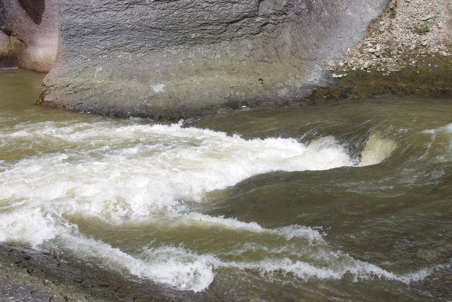 吹割の滝の手前、細くなった流れに勢いよく水が流れる。