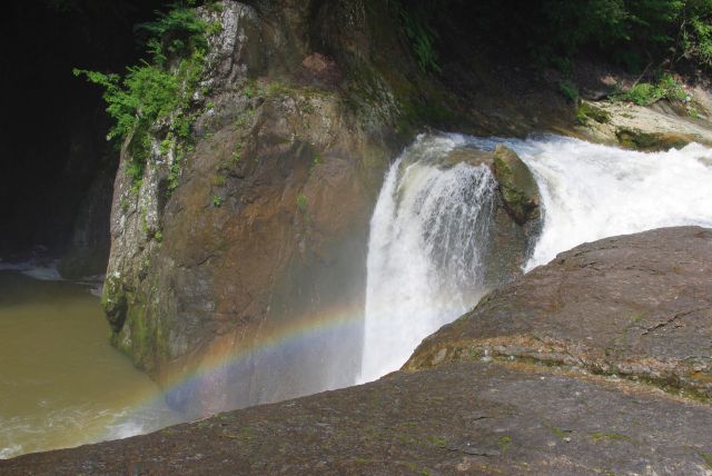 滝に虹が出ていた。