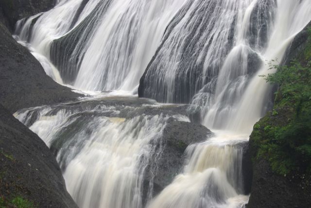 岩肌をダイナミックに流れる滝。