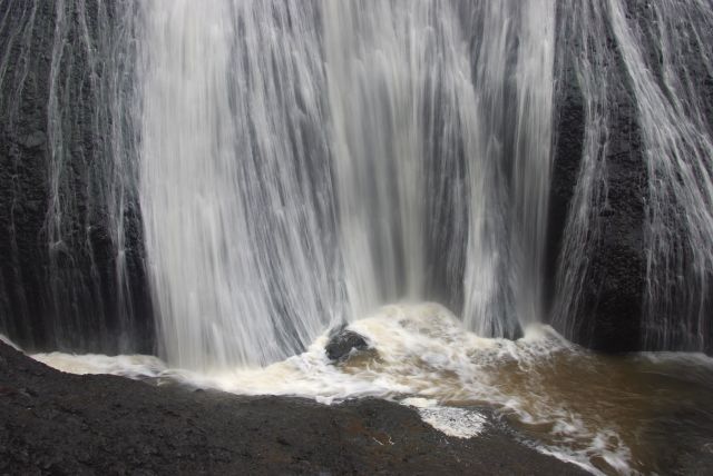 中央の滝つぼへは激しく流れ落ちる。