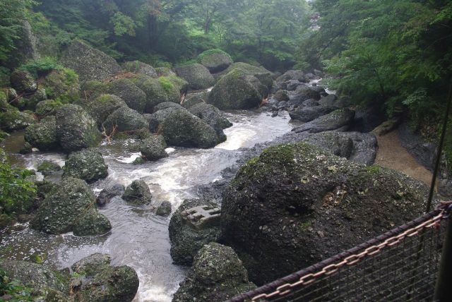 滝からの川は丸い岩場へ流れる。