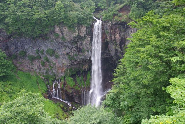 岩肌は生々しく、下方は複数の小さな滝に分かれる。