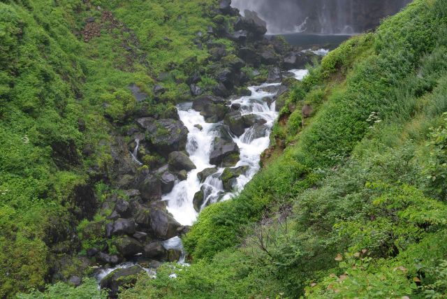 滝つぼからあふれた水が岩場を下る。