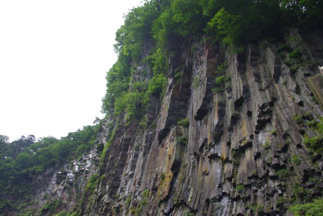 直線に削ったような独特の岩壁。