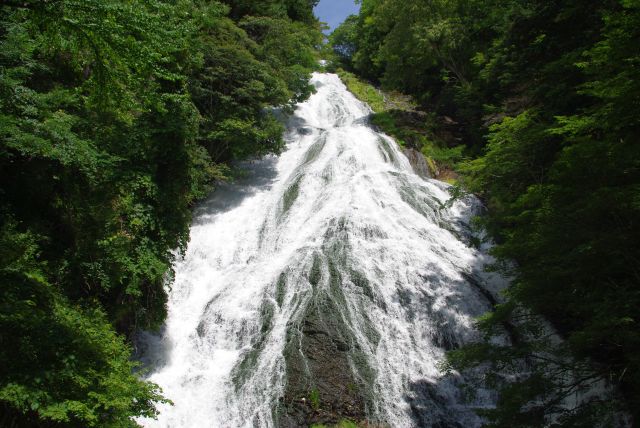 自然に囲まれた美しい末広がりの滝。