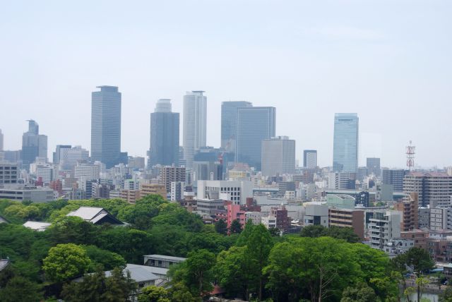 南西側、名古屋駅周辺の高層ビル群。