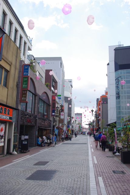 商店街には桜をイメージした風船。