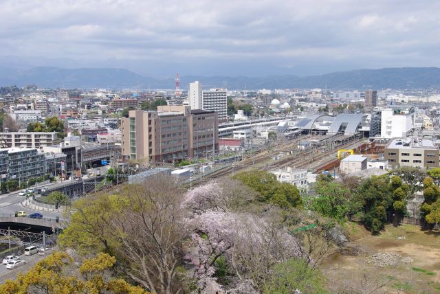 小田原駅。奥には丹沢の山々。