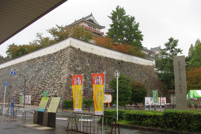 福山駅の北口、すぐ目の前に福山城があります。