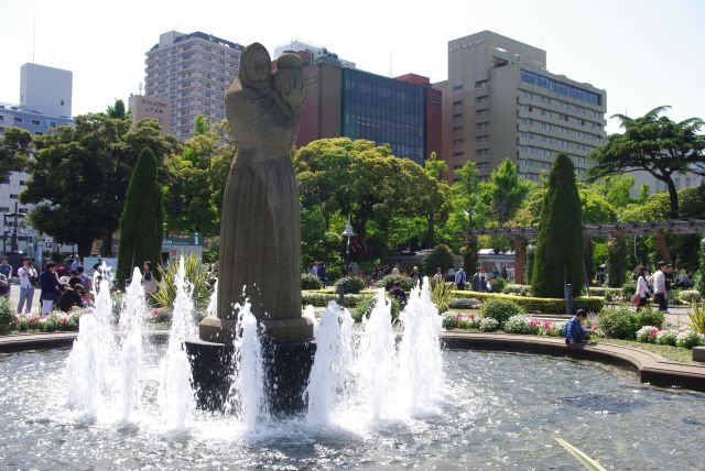 「水の守護神像」は姉妹都市のサンディエゴ市から贈られた。