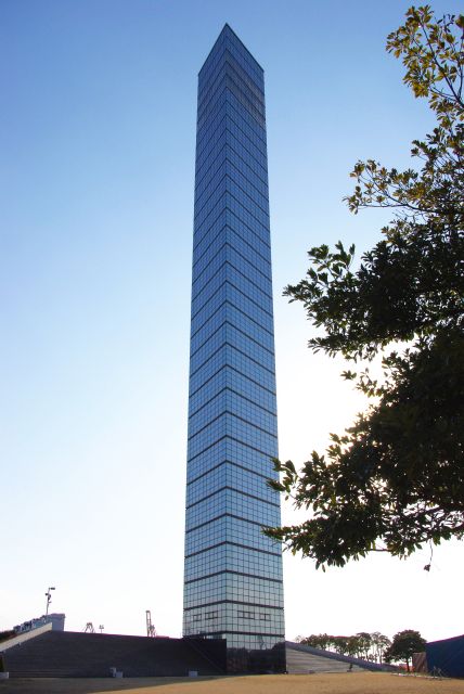 千葉ポートパークに建物本体高125.15mの千葉ポートタワーがそびえ立つ。