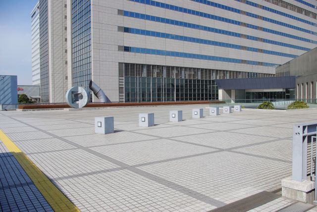 NTT幕張ビル南側の広場。