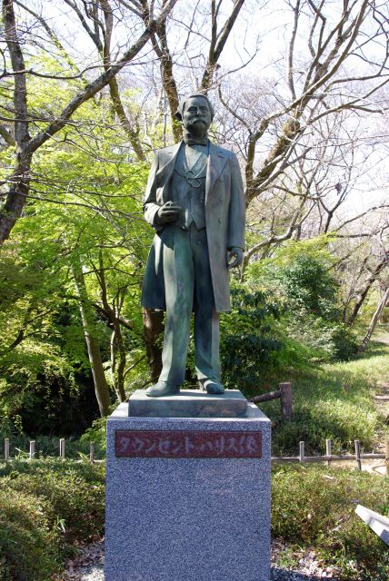 日米修好通商条約締結150周年を記念して建立されたタウンゼント・ハリス像。
