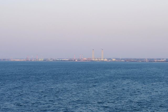 東側にも京浜工業地帯が広がる。