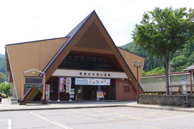 和泉ふれあい会館は工芸品の売店、コンサートホール等。