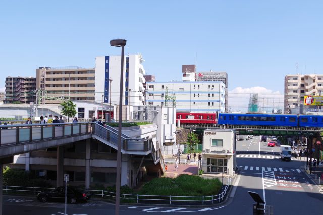 JR京浜東北線・横浜線の東神奈川駅前へ。近くに京急線が走ります。