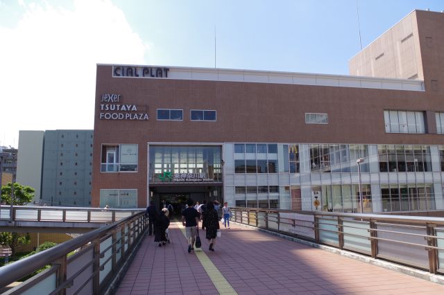 東神奈川駅東口の商業施設CIAL PLAT。