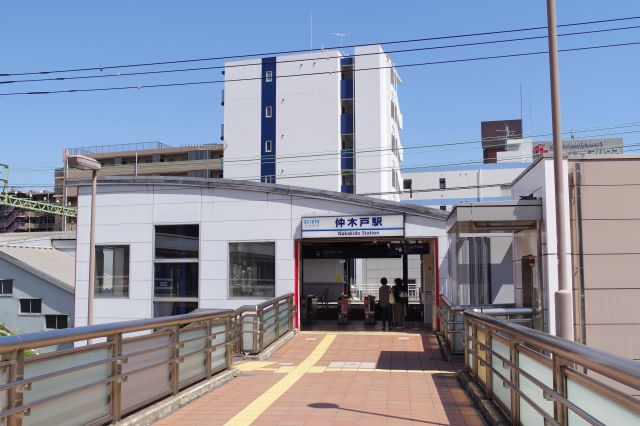 デッキを進むと京急線の仲木戸駅（現・京急東神奈川駅）があります。