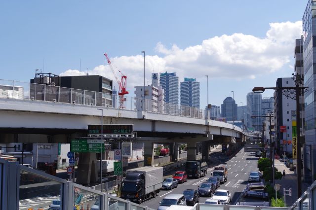 歩道橋より横浜駅方面。