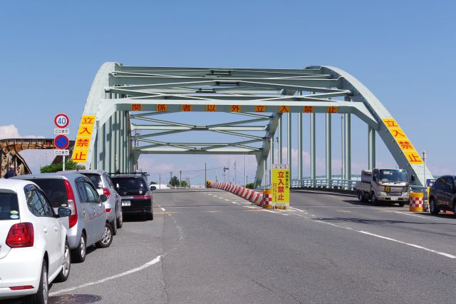 瑞穂ふ頭前の瑞穂橋に到着。車は橋の手前で停車、たまに通り過ぎる車もあります。