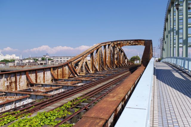 脇には生々しく錆びた鉄橋があります。日本初の溶接鉄道橋とのこと。