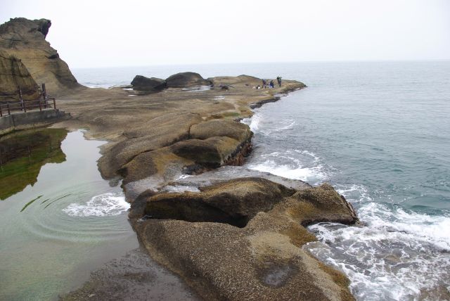 独特の形をした岩場が広がる。岩へと水が流れる。